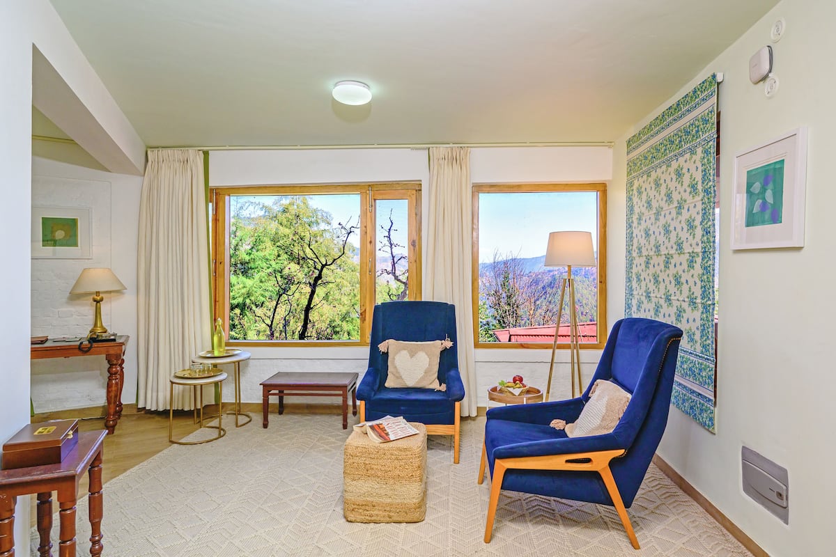 Grand Room | Minibar, individually decorated, individually furnished, desk