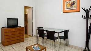 Appartement traditionnel | Aire de séjour | Téléviseur