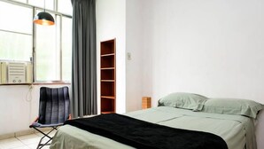 Appartement traditionnel | Minibar, bureau, rideaux d’obscurcissement, fer et planche à repasser