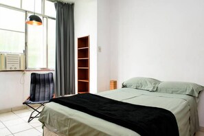 Apartamento tradicional | Frigobar, escrivaninha, cortinas blackout, ferros/tábuas de passar roupa