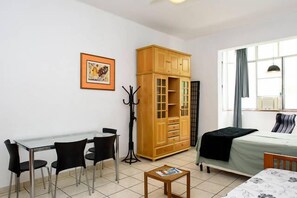 Departamento tradicional | Minibar, escritorio, cortinas blackout y tabla de planchar con plancha 
