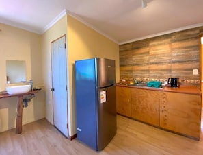 Studio Standard, cuisine, vue jardin | Cuisine privée | Réfrigérateur dans l'espace commun, micro-ondes dans l'espace commun