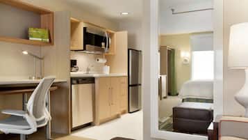 Full-size fridge, microwave, dishwasher, cookware/dishes/utensils