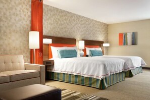 スタジオ クイーンベッド 2 台 バリアフリー (Mobility & Hearing, Roll-in Shower) | リビング エリア | 55 インチの液晶テレビ (プレミアムチャンネル視聴可)、テレビ、MP3 ドック