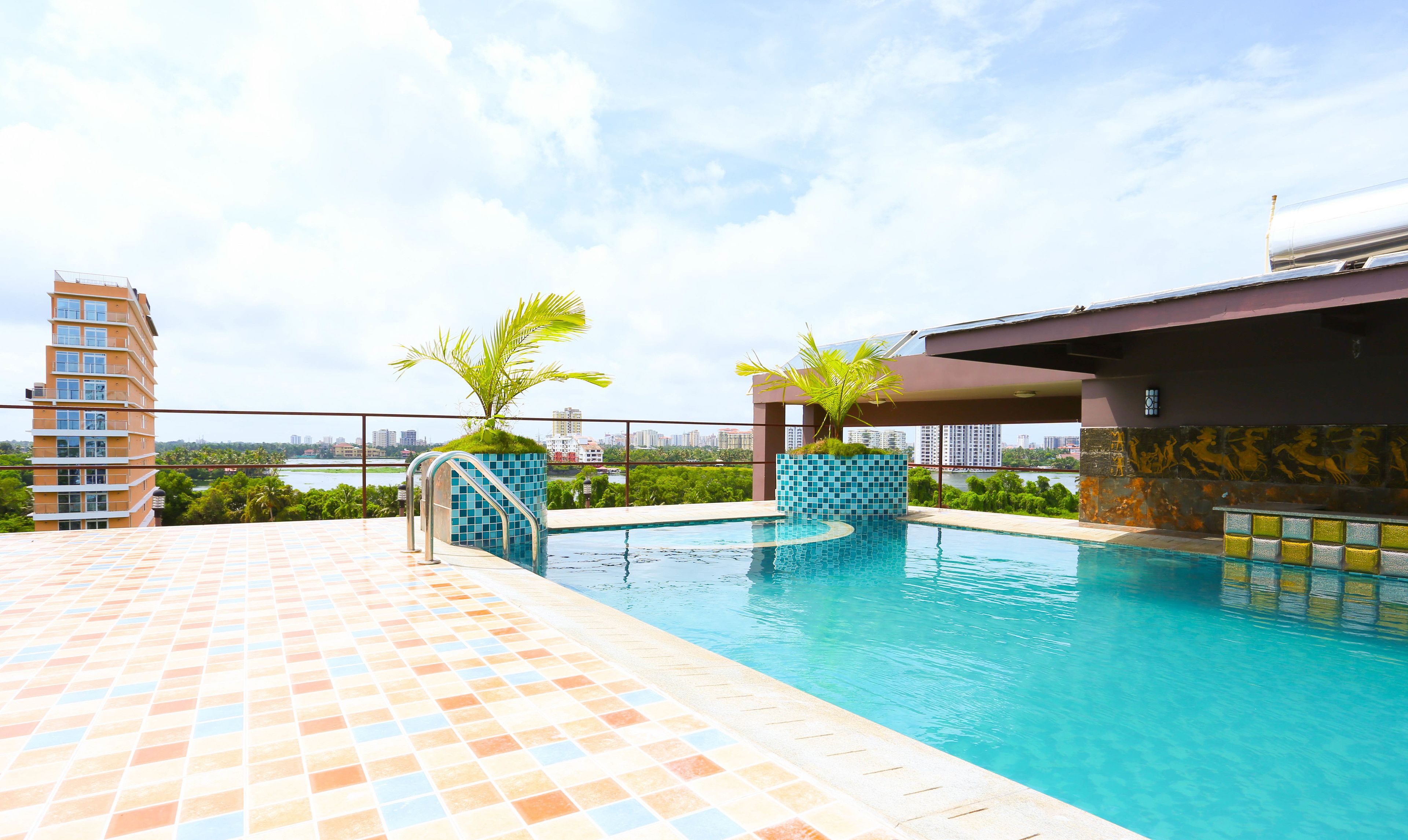 Una piscina techada, una piscina al aire libre