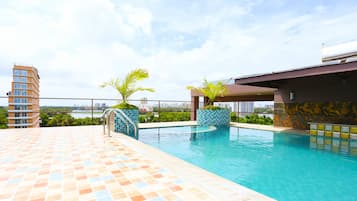 Una piscina techada, una piscina al aire libre