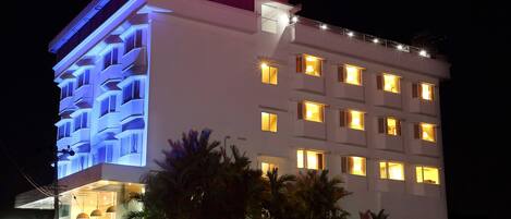 Voorkant accommodatie - avond/nacht