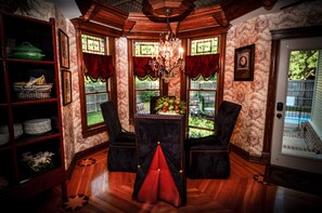 Lobby sitting area - The Victoria B & B (Bentonville)