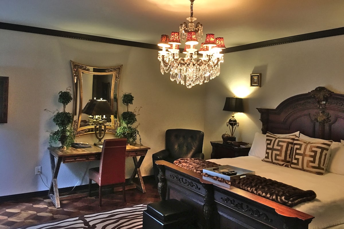 The Windsor Suite | Skrivebord, lydisolert, strykejern/-brett og wi-fi (inkludert)