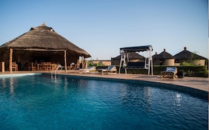 Outdoor pool, pool loungers - Le Grand Calao (Ouagadougou)