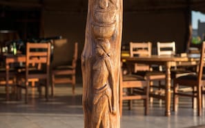 Serveert ontbijt, lunch, diner, uitzicht op het zwembad