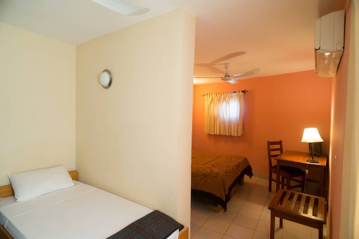 Junior Suite | In-room safe, desk, free cribs/infant beds, rollaway beds