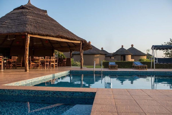 Piscina all'aperto, lettini