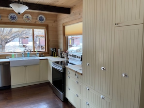 Family Cabin | Private kitchen | Fridge, microwave, coffee/tea maker, electric kettle - Rolling Huts (Winthrop)