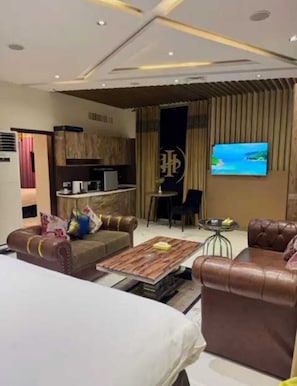 Ático, 1 cama de matrimonio grande, no fumadores, vistas a la piscina | Ropa de cama de alta calidad, minibar, caja fuerte y escritorio