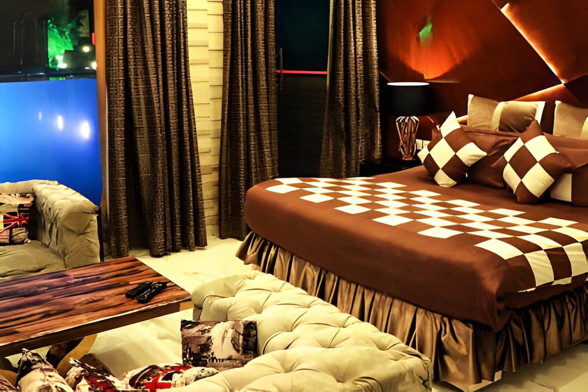 Penthouse, 1 kingsize bed, niet-roken, uitzicht op zwembad | 1 slaapkamer, luxe beddengoed, een minibar, een kluis op de kamer