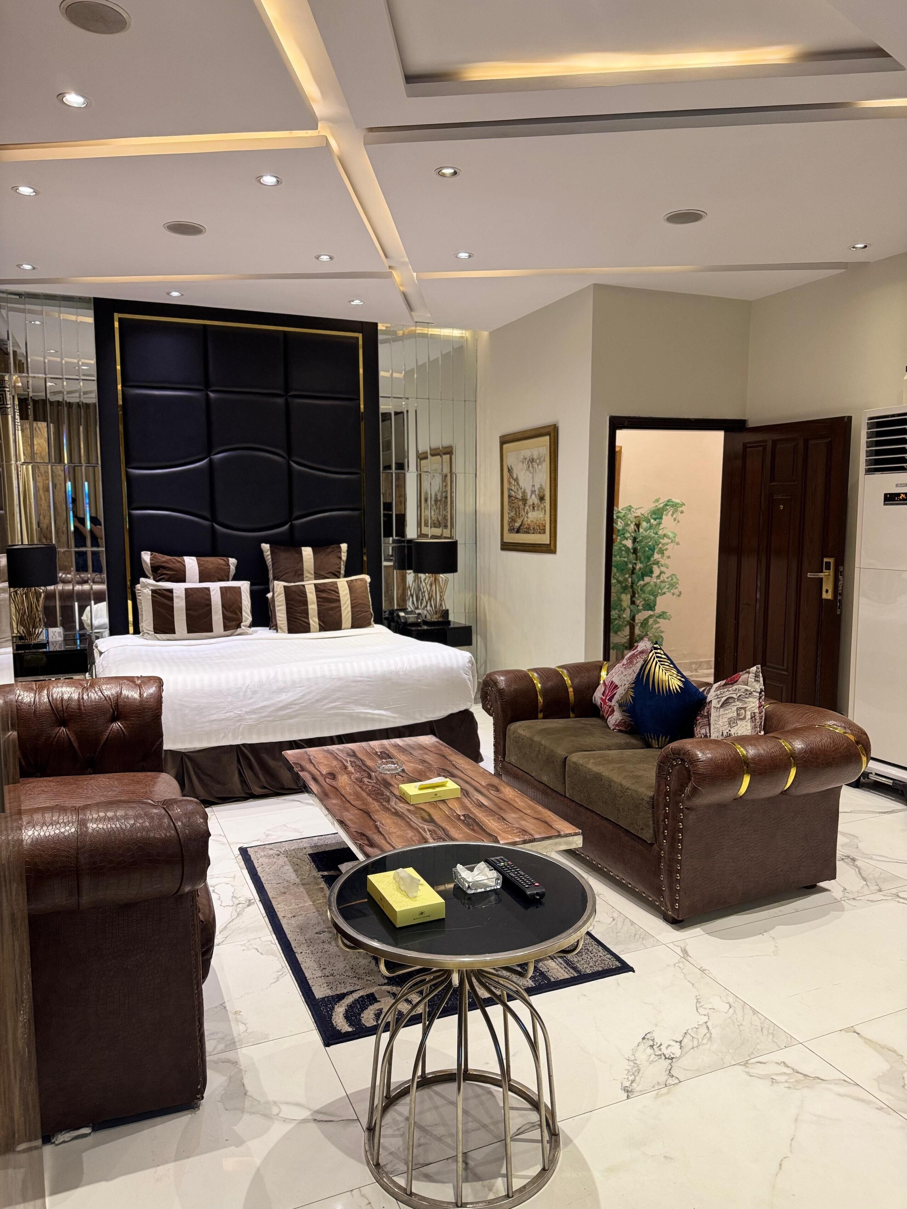 Penthouse, 1 King Bed, Non Smoking, Pool View | Premium bedding, minibar, in-room safe, desk