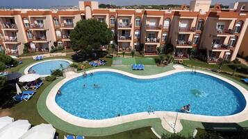 2 piscines extérieures