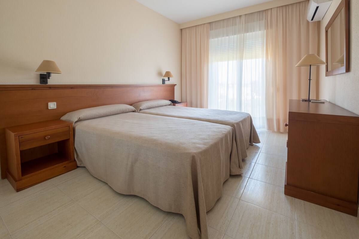 1 dormitorio, cortinas opacas, tabla de planchar con plancha