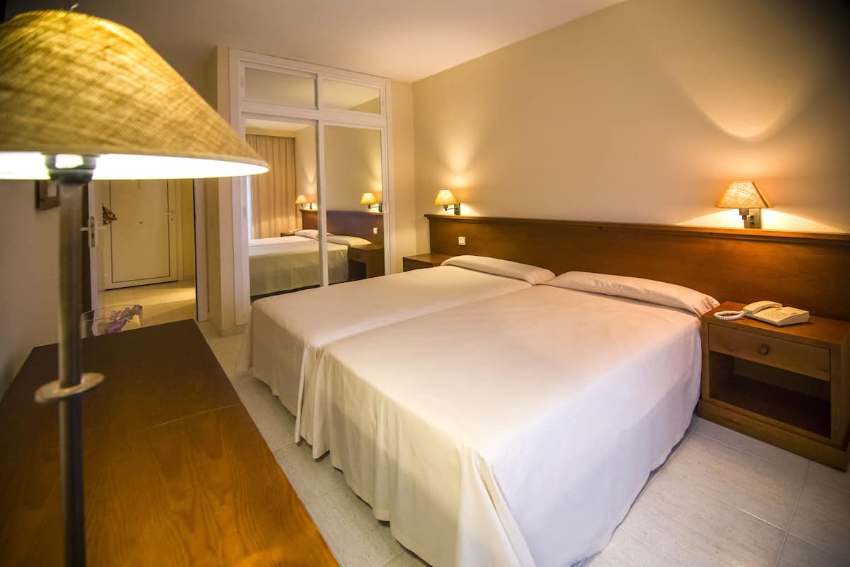Apartamento, 1 habitación (2 adults + 2 children) | 1 dormitorio, cortinas opacas, tabla de planchar con plancha