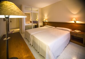 Apartamento, 1 habitación (2 adults + 2 children) | 1 dormitorio, cortinas opacas, tabla de planchar con plancha