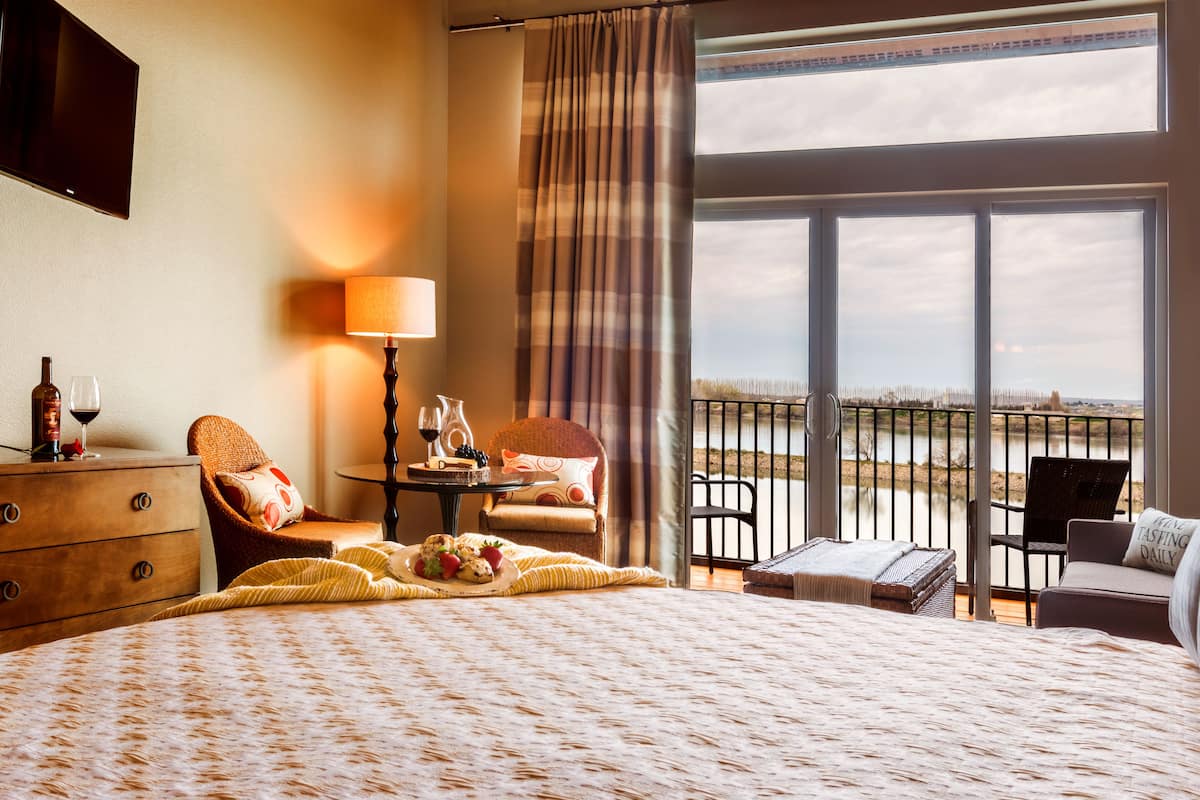 in-room safe, free wifi, bed sheets