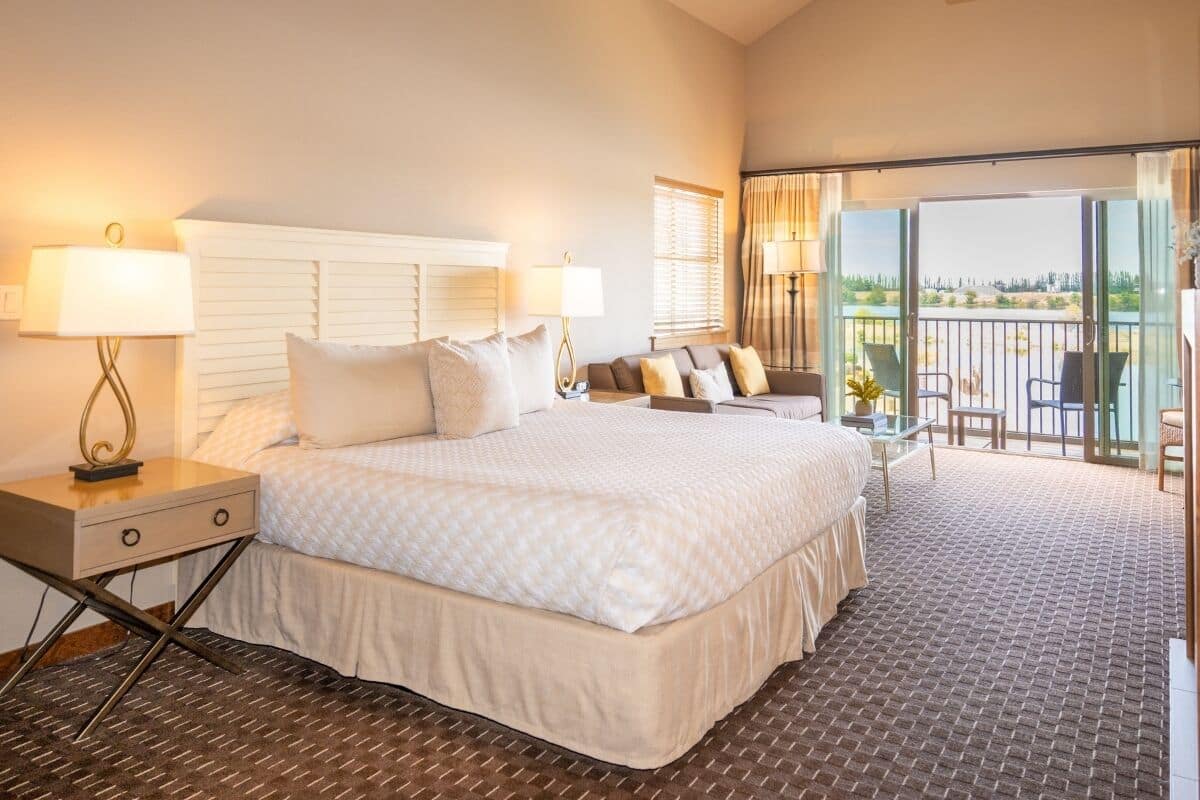 Room, 1 King Bed, Corner (Riverfront)