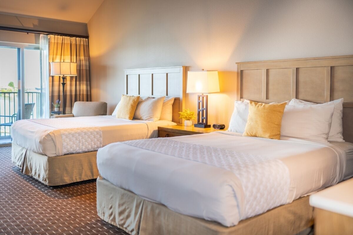 Cofres nos quartos, Wi-Fi de cortesia, roupa de cama