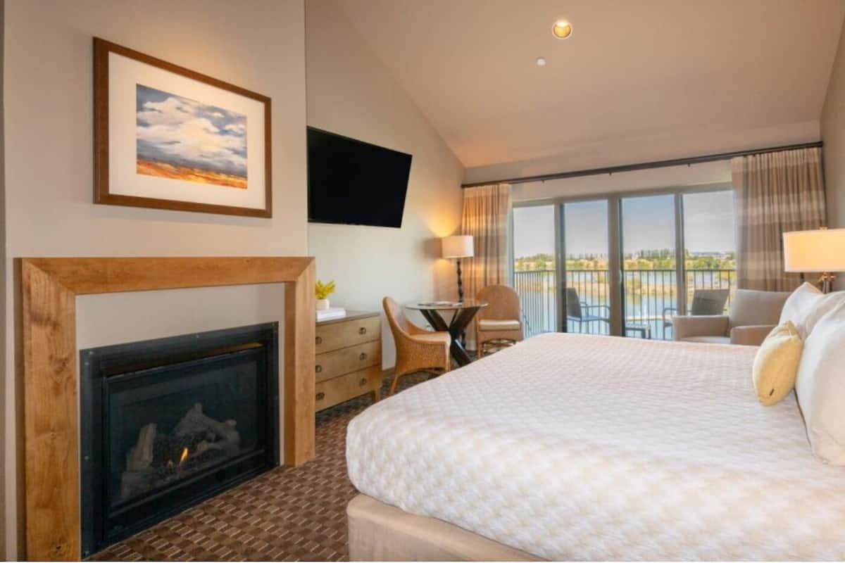 Habitación Grand, 1 cama King size (Cru | Riverfront) | Caja de seguridad en la habitación, wifi gratis y ropa de cama