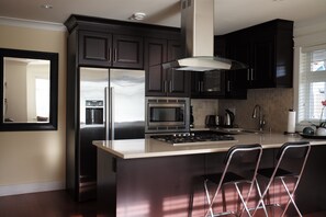 Familien-Stadtwohnung, 3 Schlafzimmer, Gartenblick | Eigene Küche | Kühlschrank, Mikrowelle, Wasserkocher mit Kaffee-/Teezubehör