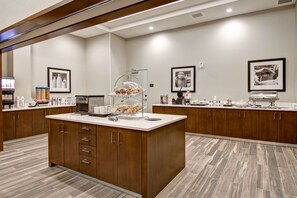 Free daily buffet breakfast - Hampton Inn & Suites by Hilton Grande Prairie (Grande Prairie)