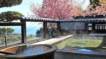 Combined shower/bathtub, deep-soaking bathtub, free toiletries