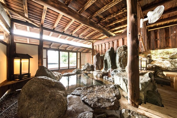 Combined shower/tub, deep soaking tub, free toiletries, hair dryer - Yokohama Fujiyoshi Izuten (Ito)