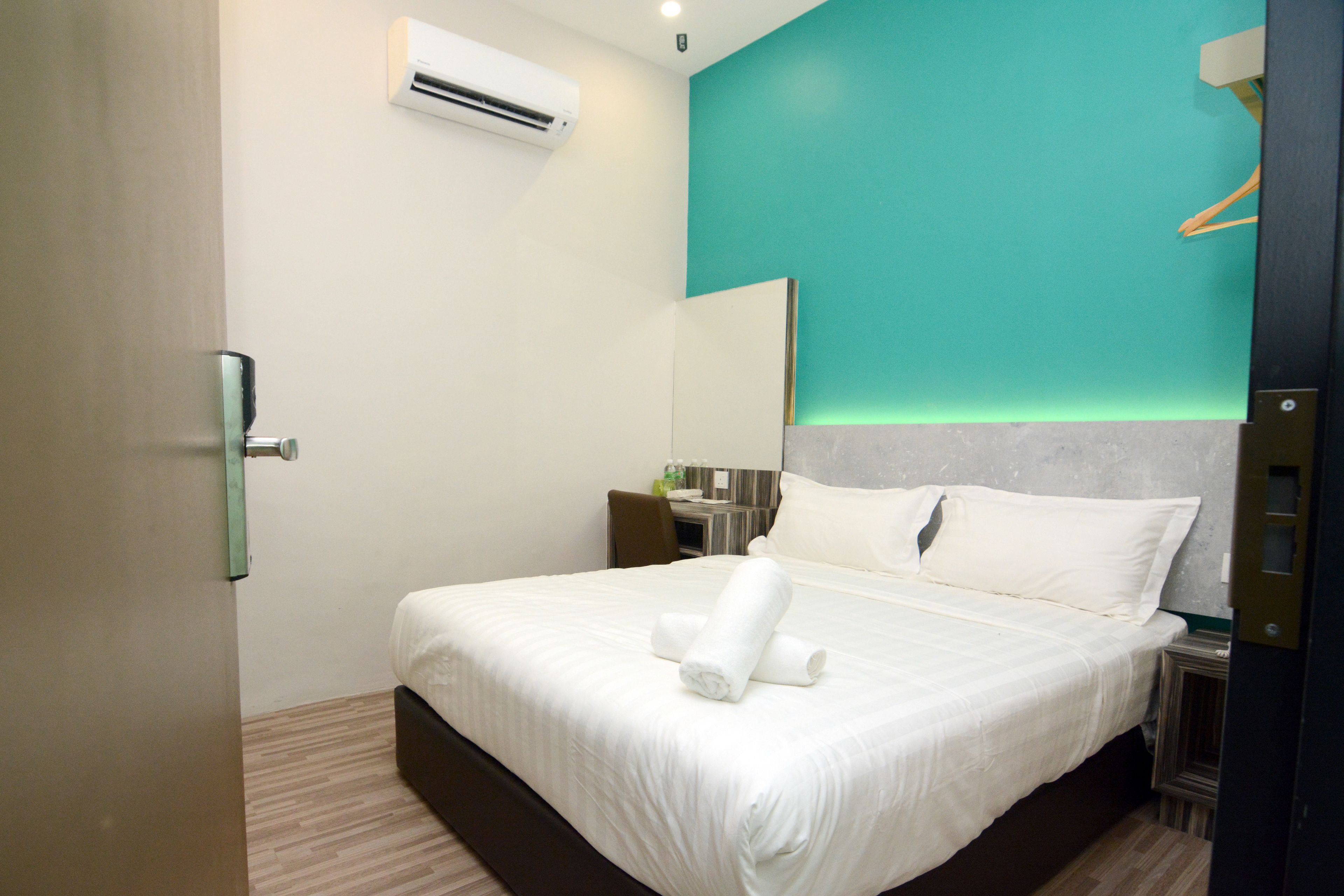 Standard Queen Room | Desk, bed sheets