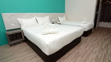 Family 3 Room | Desk, bed sheets