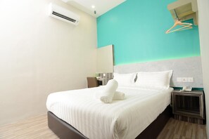 Escritorio y ropa de cama 