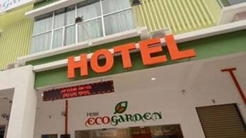 Un letrero de hotel con el nombre 'Hotel Eco Garden'.