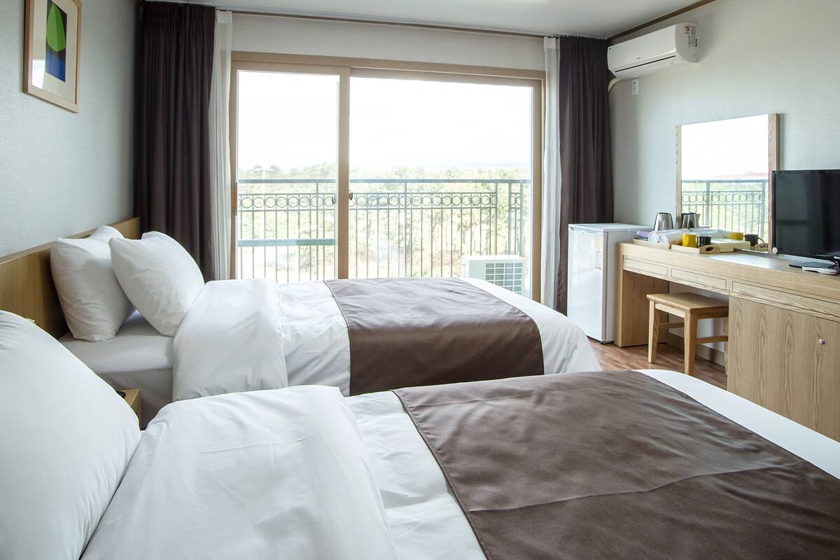 Cortinas opacas, wifi gratis, ropa de cama