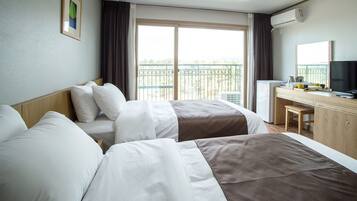 Blackout curtains, free WiFi, bed sheets
