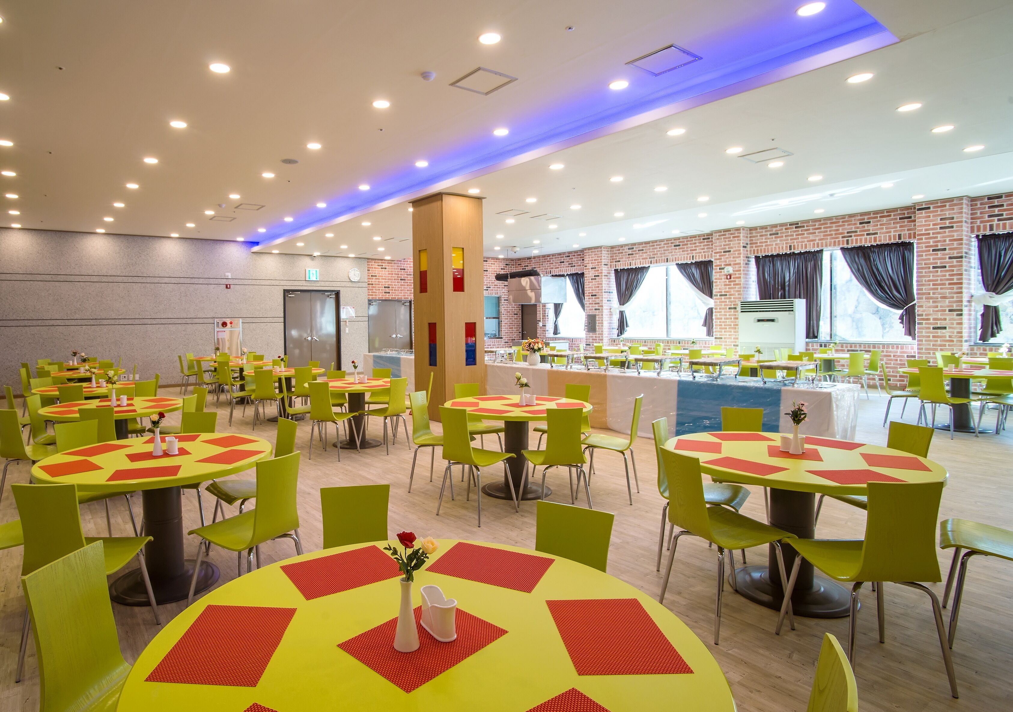 daily buffet breakfast (krw 7000 per person)