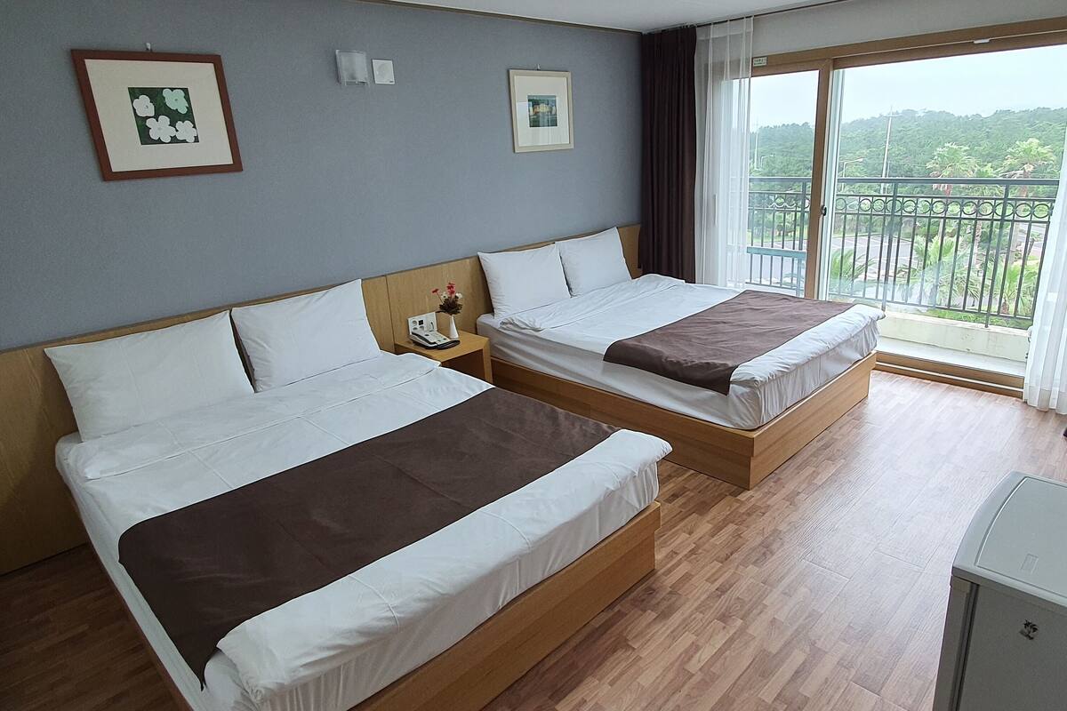 Habitación con 2 camas individuales, vistas a la montaña | Cortinas opacas, wifi gratis, ropa de cama