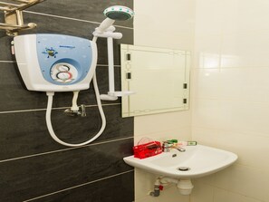 Bathroom | Shower, free toiletries, towels - Ledang Hotel (Johor Bahru)