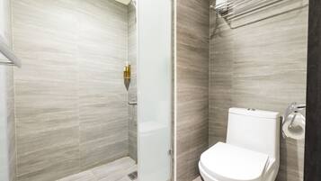 Business Triple Room | Bathroom | Shower, free toiletries, hair dryer, slippers