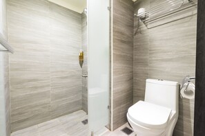 Business Triple Room | Bathroom | Shower, free toiletries, hair dryer, slippers - Home Rest Hotel (Taitung)