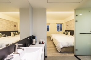 Familienzimmer | Hochwertige Bettwaren, Schreibtisch, schallisolierte Zimmer