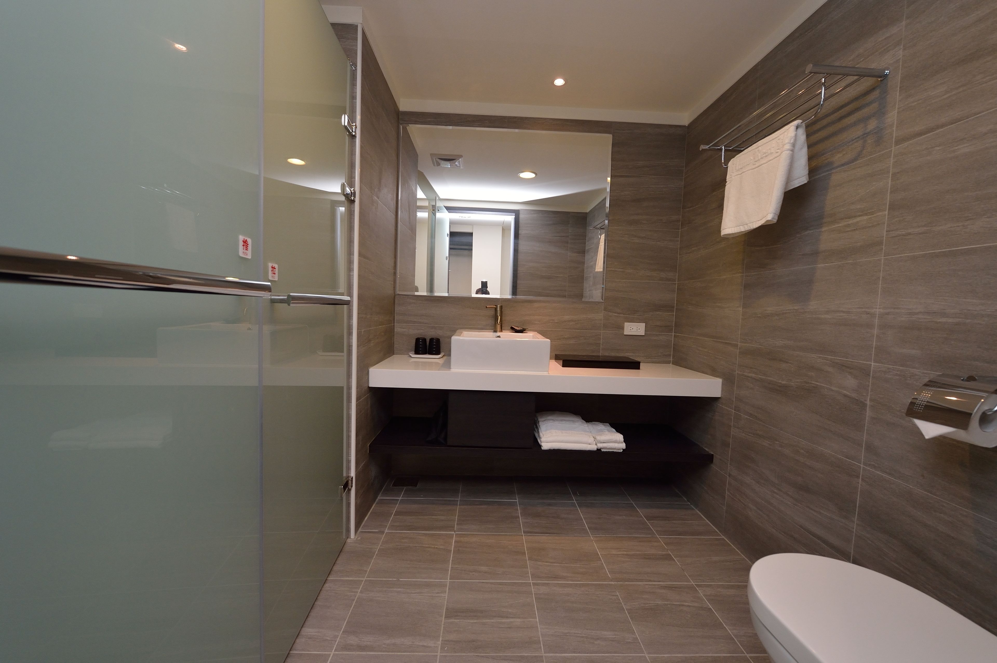 standard twin room | bathroom | shower, free toiletries, hair dryer, slippers