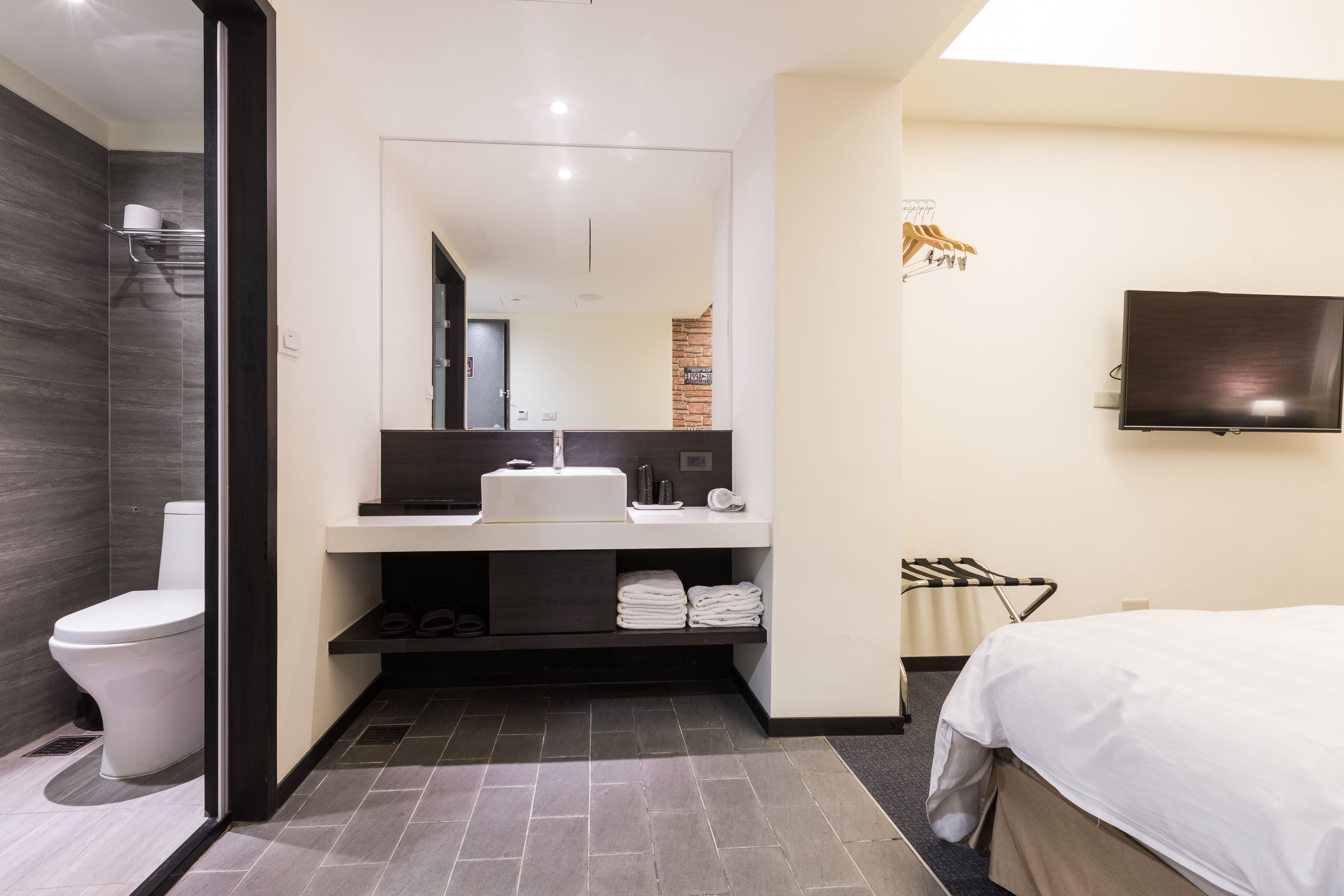 business triple room | bathroom | shower, free toiletries, hair dryer, slippers