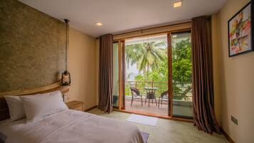 Quarto casal luxo | Frigobar, cofres nos quartos, escrivaninha, cortinas blackout