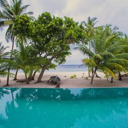 Piscine couverte, chaises longues