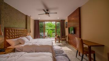 Chambre Familiale | Minibar, coffres-forts dans les chambres, bureau, rideaux occultants